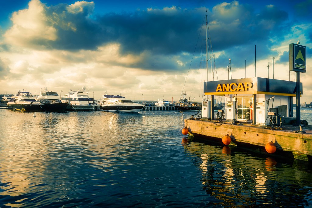 Boat fuel station